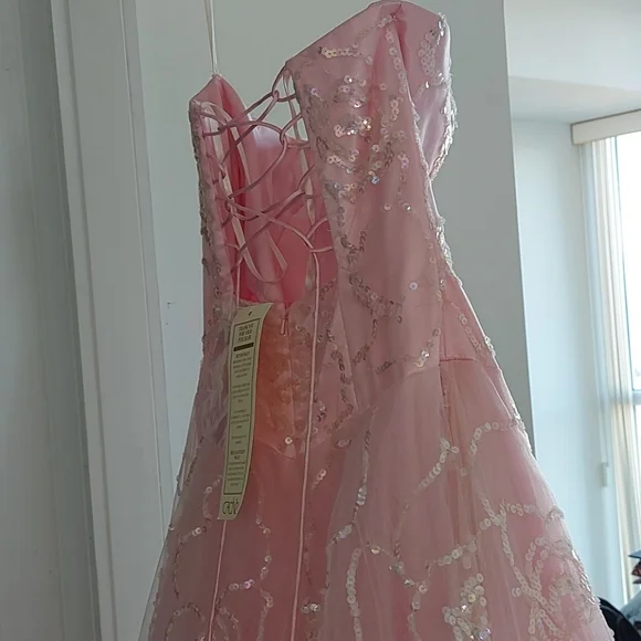 Beautiful Cache Gown🩰🛍 - Picture 15 of 17